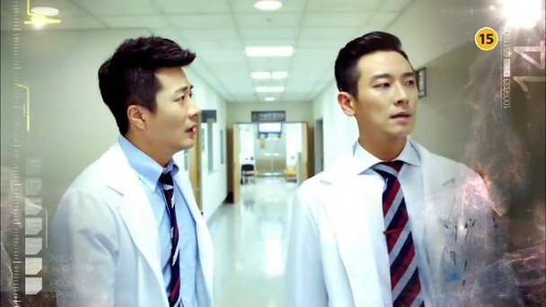 朱智勋在2013年的《Medical Top Team》时也曾演过医生。