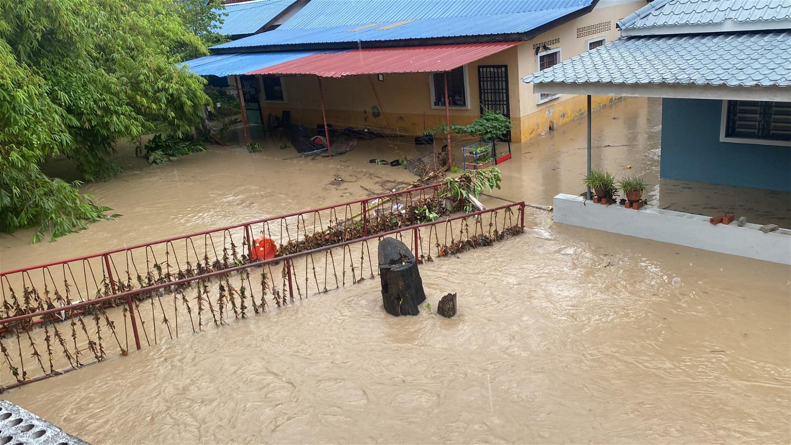 地势较低的甘榜武吉发生突发水灾，有数间民宅淹水。
