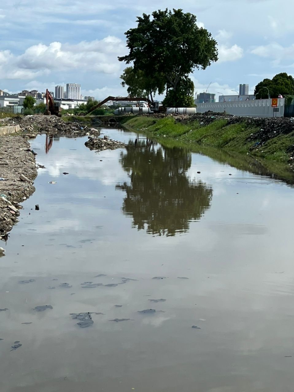 双溪地南河流因河水不通畅，导致逢大雨或涨潮就溢出，河水流入附近的民宅。 