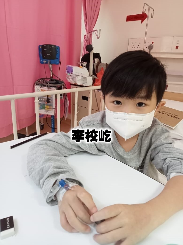 8岁的李校屹因病进出医院，他最期待的是痊愈后能到学校求学。