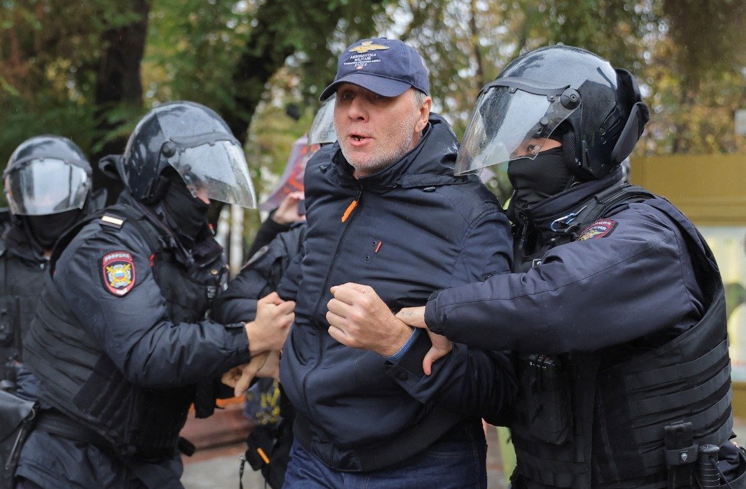 上周六在俄罗斯首都莫斯科，反对派人士在街头抗议总统普京下令动员预备役人员，执法人员当场展开拘捕行动。（图取自路透社）