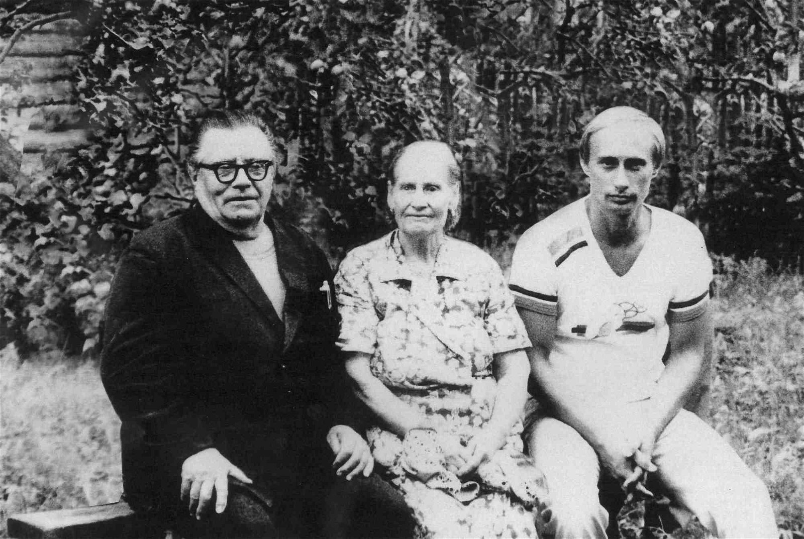 普京1985年与父母的合照。（图取自网络）