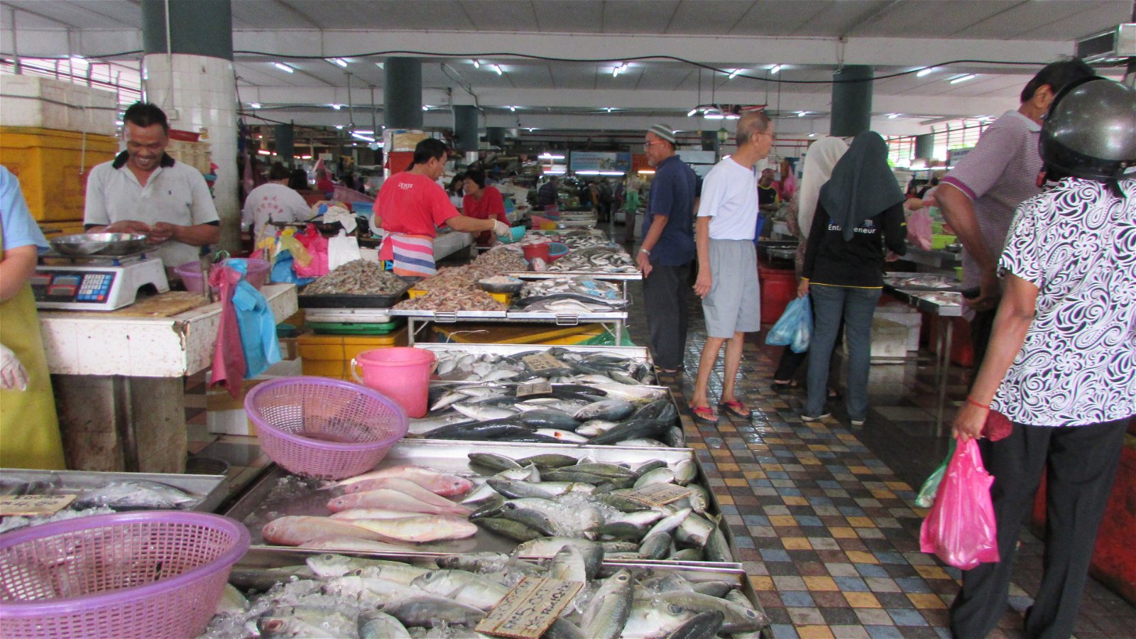 市场缺少鱼，加重了消费人的负担。