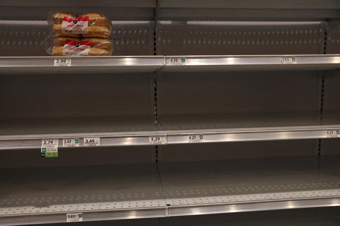 在飓风“伊恩”登陆的前一天，佛罗里达州坦帕市的一家杂货店，货架上的商品都被民众抢购一空。（图取自路透社）
