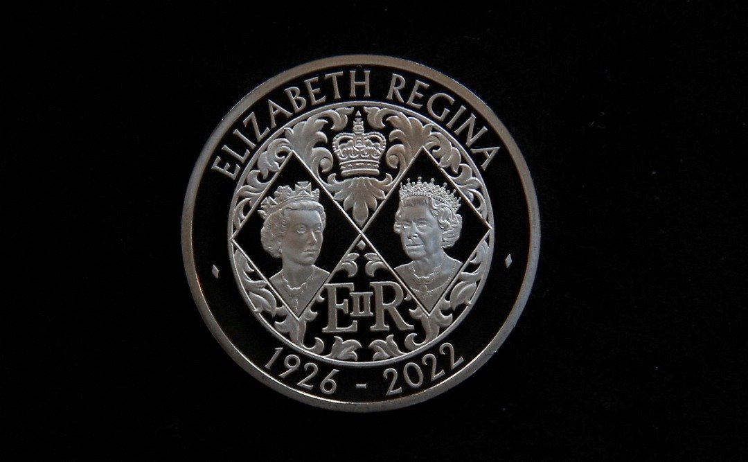 5英镑硬币的背面印有两幅已故女王伊丽莎白二世的肖像。（图取自路透社）