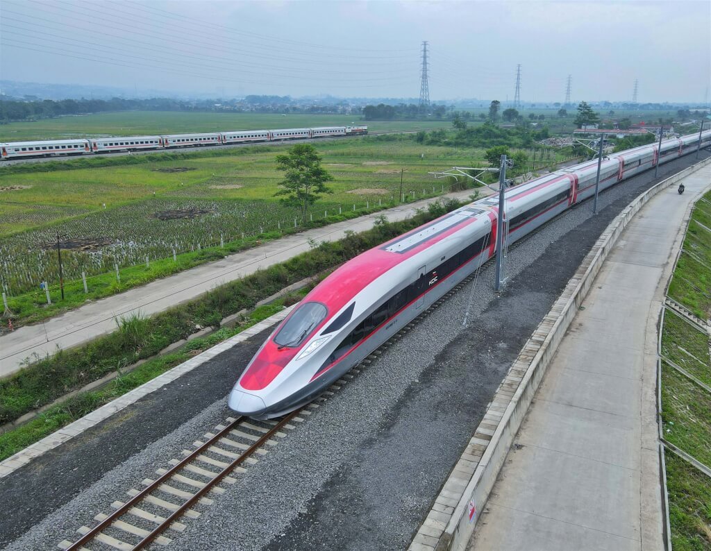 图为去年11月一辆列车在印尼雅万高铁万隆德卡鲁尔站试驾。（图取自中新社）