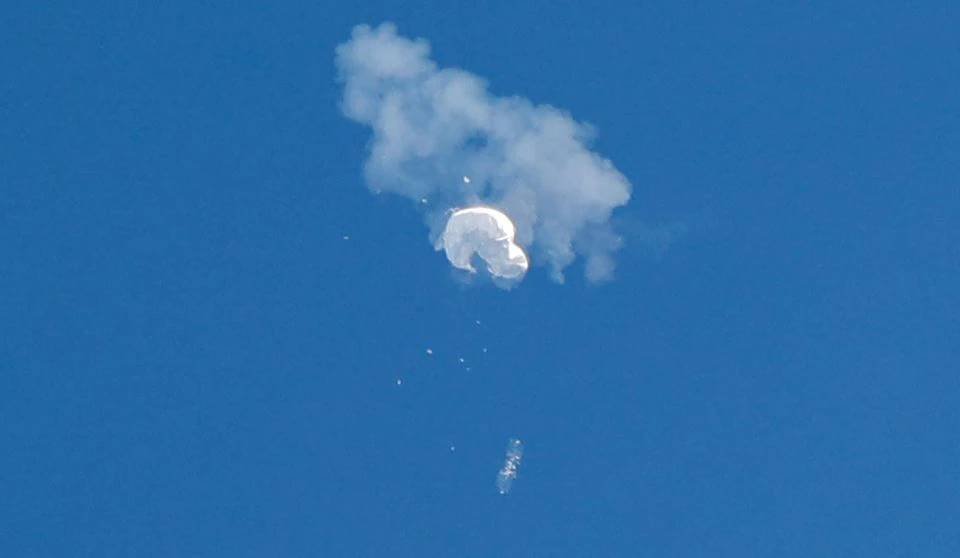 疑似中国间谍气球在美国和加拿大上空飞行一周后，于2月4日在大西洋沿岸被击落。（路透社档案照）