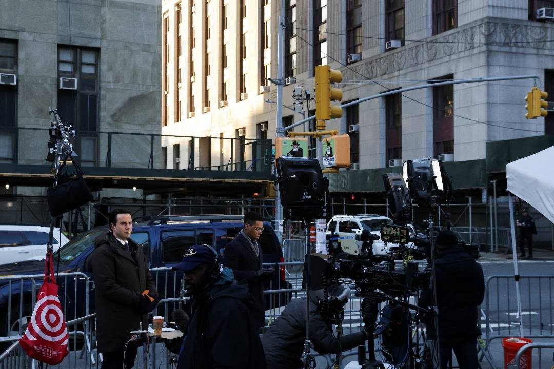 媒体人员周一在美国纽约曼哈顿刑事法院外等待最新消息。（图取自路透社）