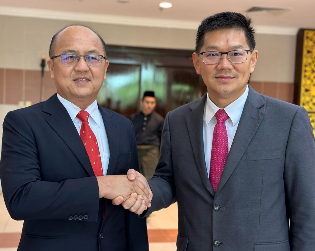 马华甲州联委会主席兼吉里望议员林万锋（右）恭贺魏喜森再度受委。