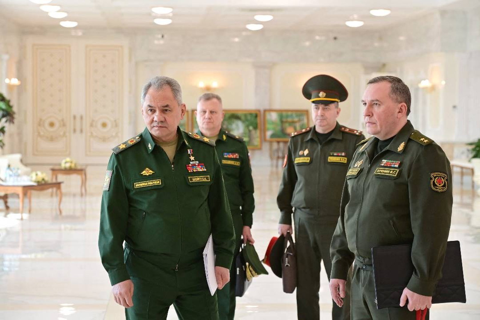 俄罗斯国防部长绍伊古（左）周一抵达白罗斯首都明斯克，与白罗斯总统卢卡申科会面。（图取自白通社/路透社）
