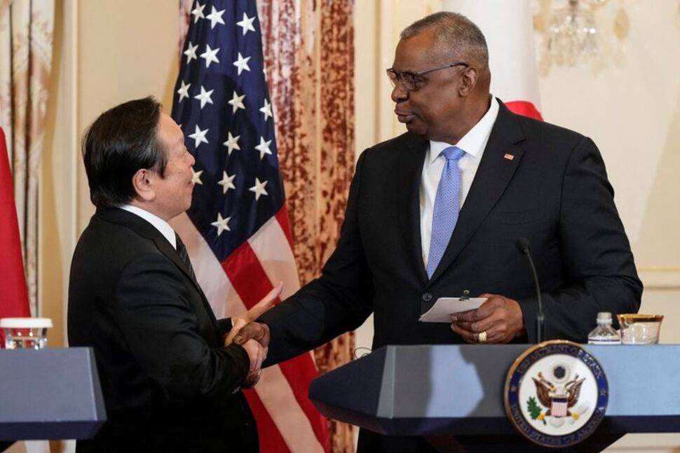 日本防卫部长滨田靖一（左）于1月11日在美国华盛顿国务院，出席2023年美日安全协商委员会会议，与美国国防部长奥斯汀握手。（路透社档案照）