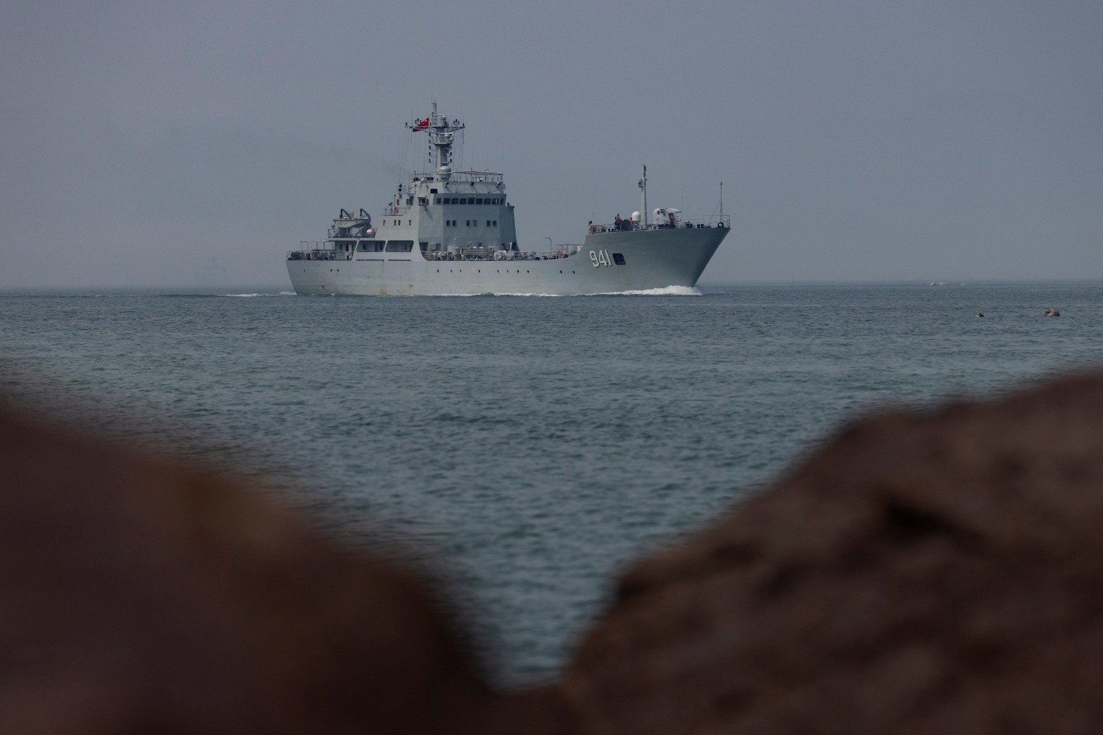中国一艘军舰周二在福建省福州附近的中国沿海参加军事演习，对面是台湾控制的马祖群岛。（图取自路透社）