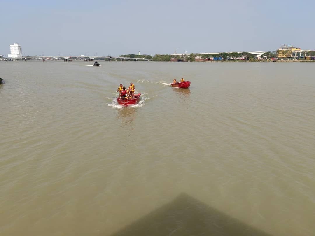 消拯人员使用搜救艇寻找老翁踪迹。