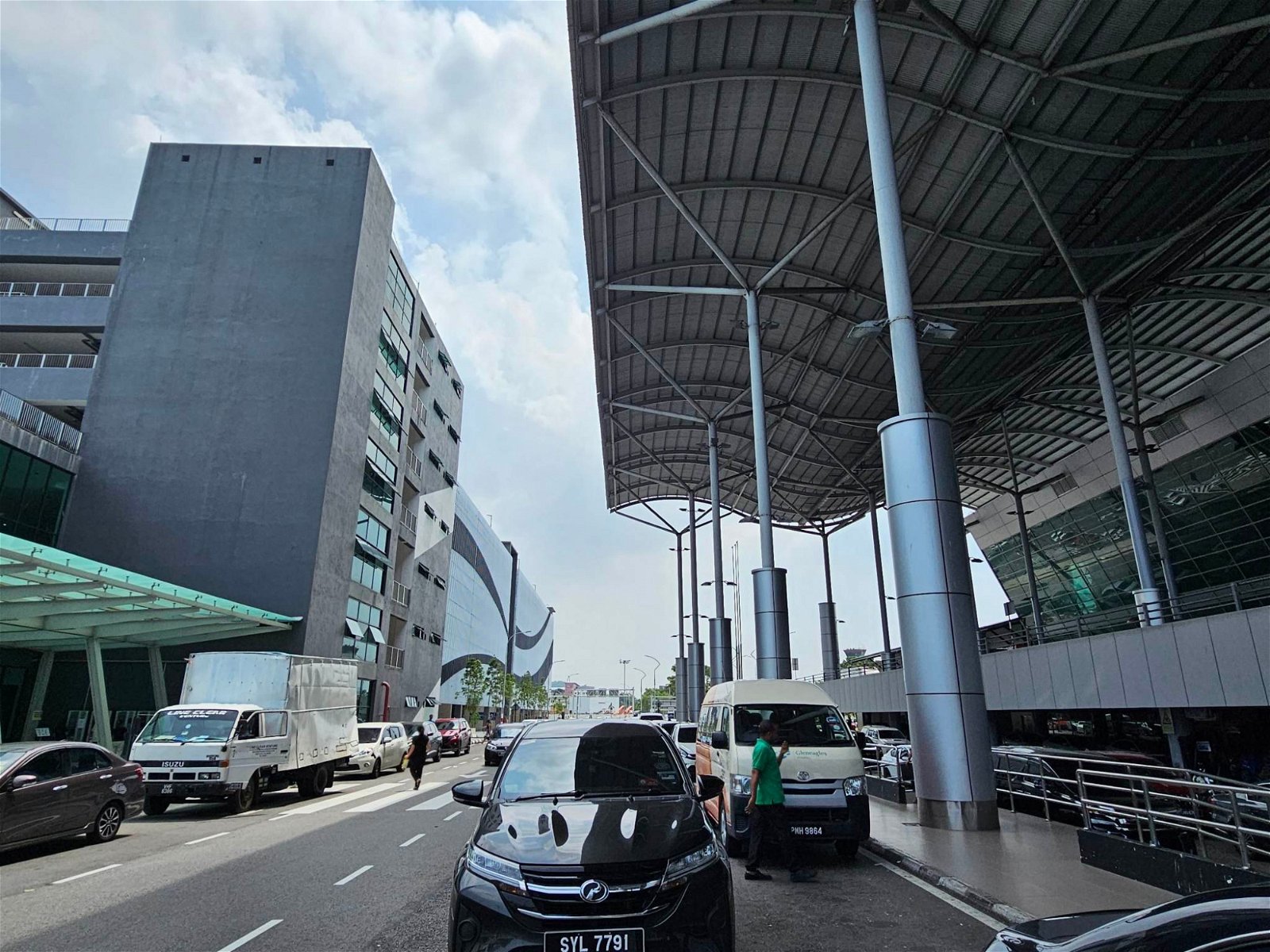 机场管理层承诺，将在多层停车场与航厦间，兴建一座连接桥梁。