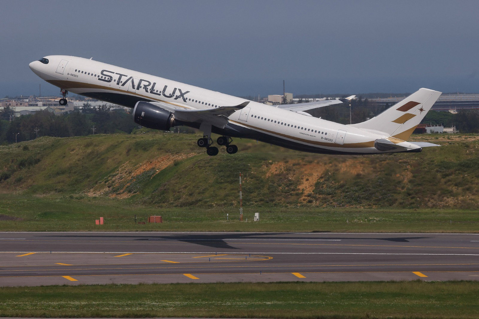一架星宇航空（Starlux）飞机周日在台湾桃园国际机场起飞。（图取自路透社）