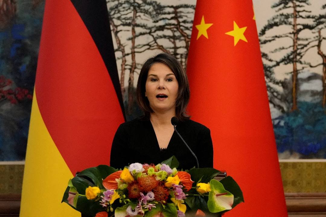 德国外交部长贝尔伯克于周五，在中国北京钓鱼台国宾馆的联合记者会上发表讲话。（图取自路透社）