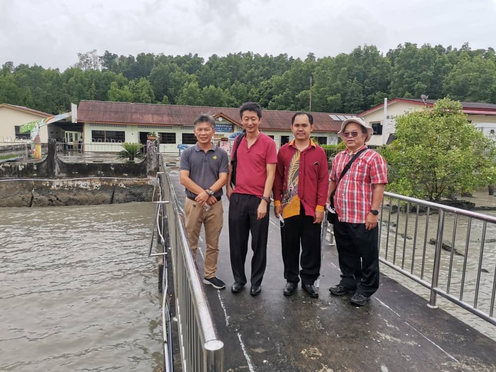 霹雳董联会主席颜登逸（左2）在2021年12月，曾率理事造访老港培智小，了解该校的情况。