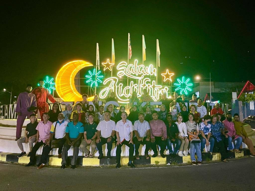 林冠英、槟岛市议员陈汇萍及武吉牛汝莪村长纳里查等人，于周一晚上为亚依淡交通圈开斋节灯饰主持亮灯仪式。