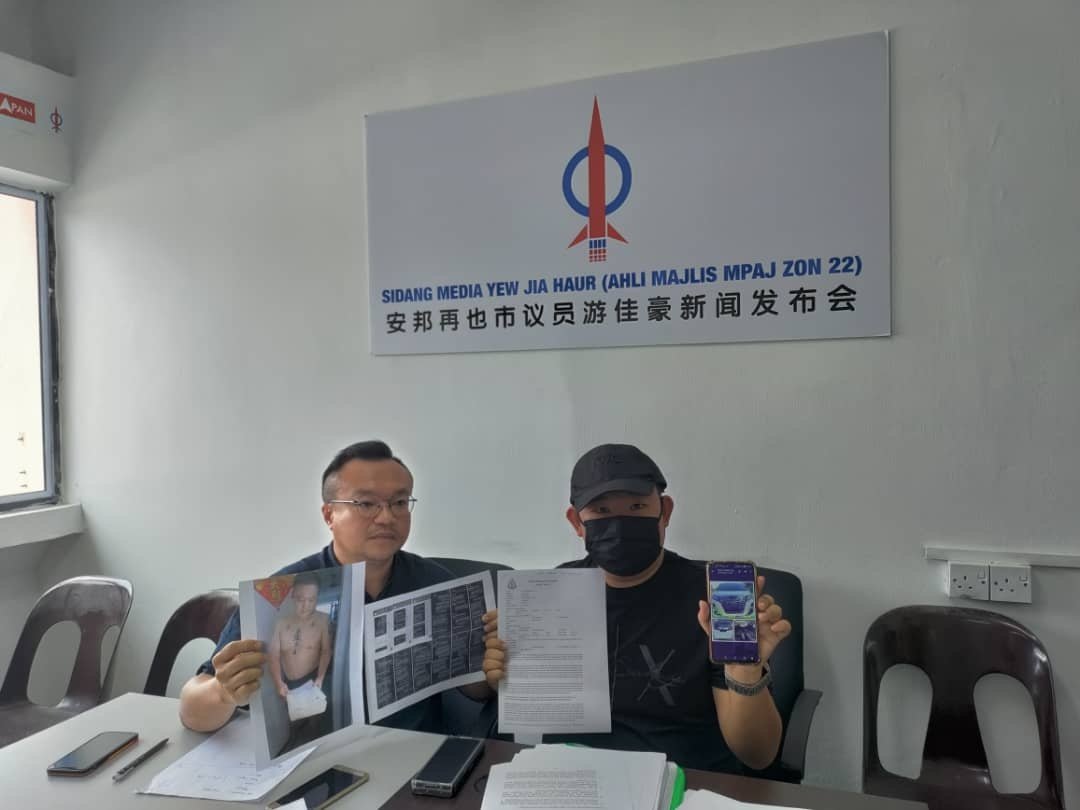 游佳豪（左）及李俊桦向媒体展示各种资料、报案纸及中年男子收到律师信函的照片。