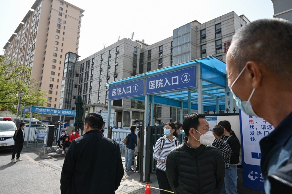 在发生致命火灾的北京长峰医院外，周三早聚集了民众。（图取自法新社）