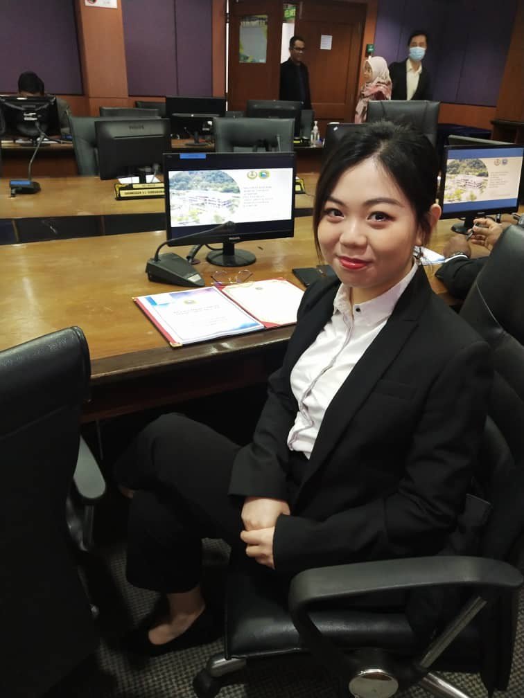 23岁傅依娴在金宝县议会宣誓成为金宝县议员，成为霹雳州现任最年轻的县议员。