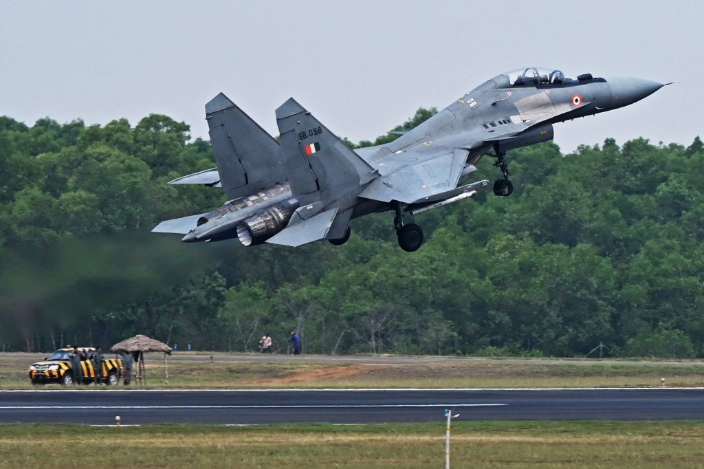 印度空军“苏-30MKI”战斗机，周一在印度西孟加拉邦卡莱昆达空军基地，参演“印度合作-2023”（Cope India）印美空军联合演习期间起飞。（图取自法新社）