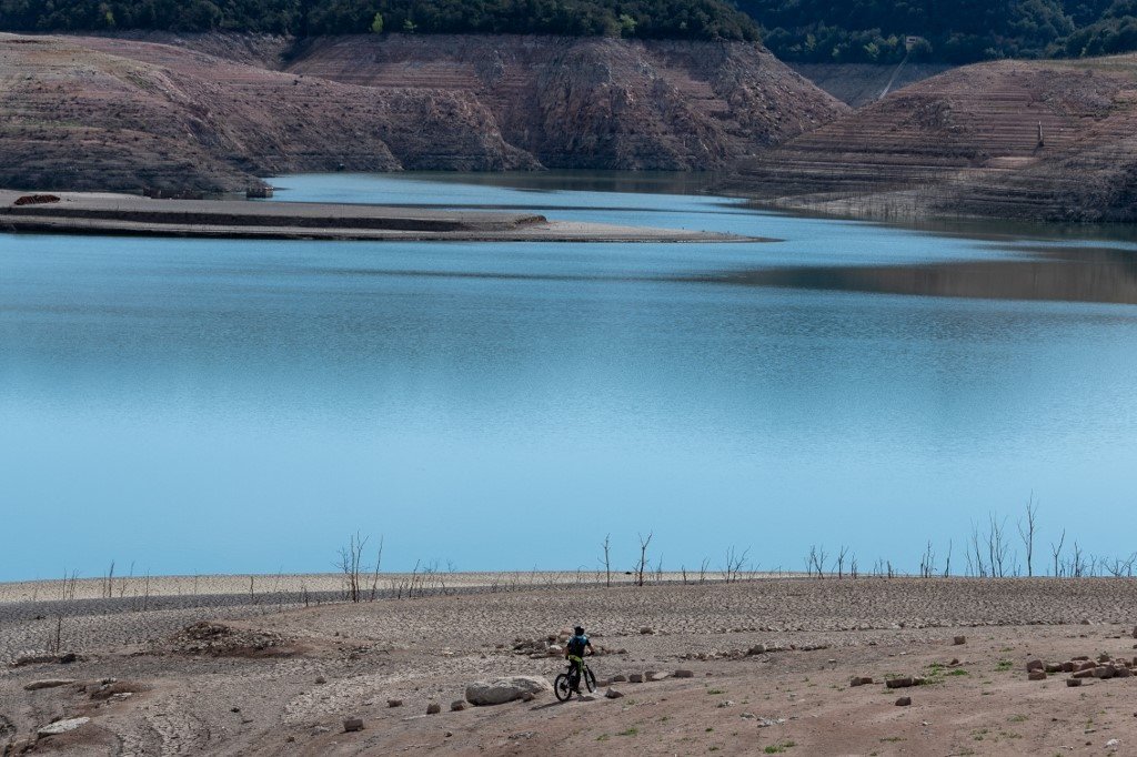 由于异常早临的热浪袭击，西班牙东北部加泰罗尼亚地区一个沼泽逐渐干枯。（图取自法新社）