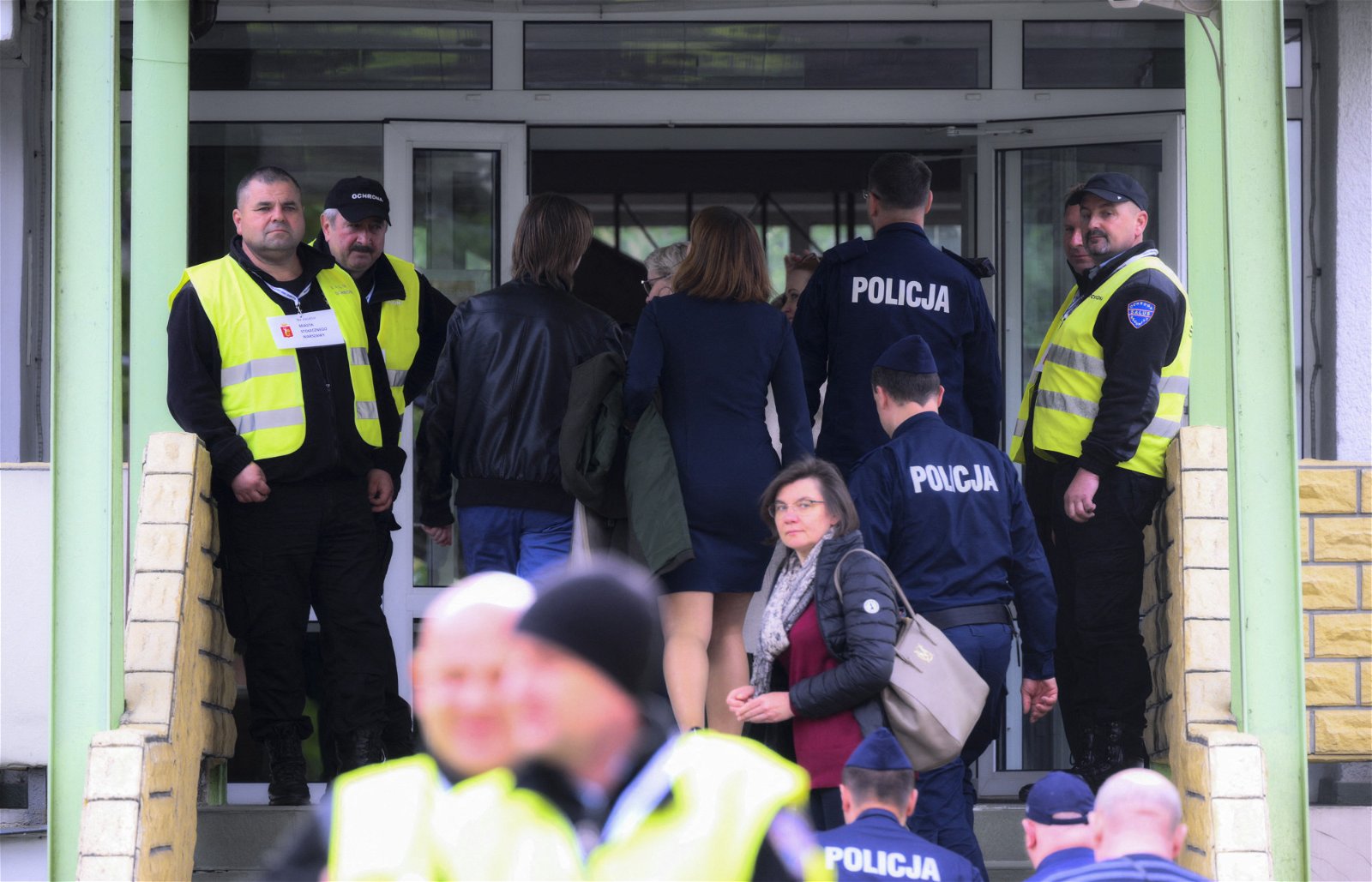 华沙市政府的代表周六在警员陪同下，破门进入这所为俄罗斯外交官子女开设的高中学校大楼。（图取自法新社）