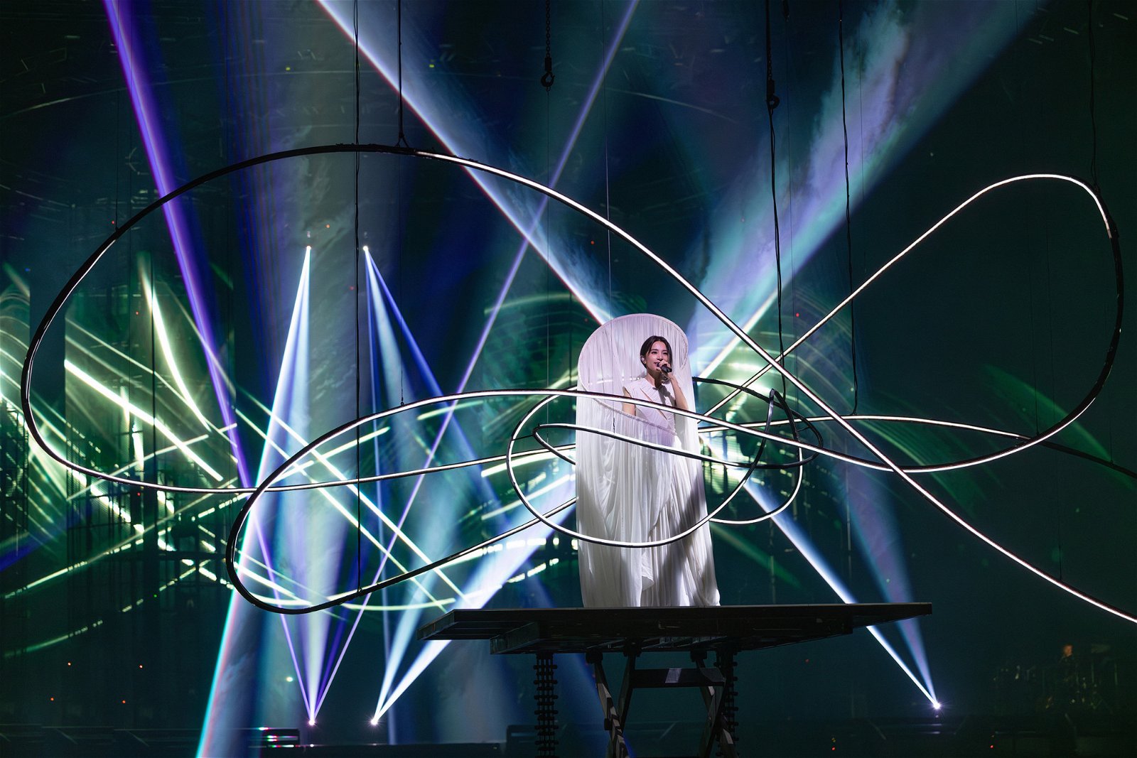 田馥甄在莫比乌斯光环道具包围中开唱。