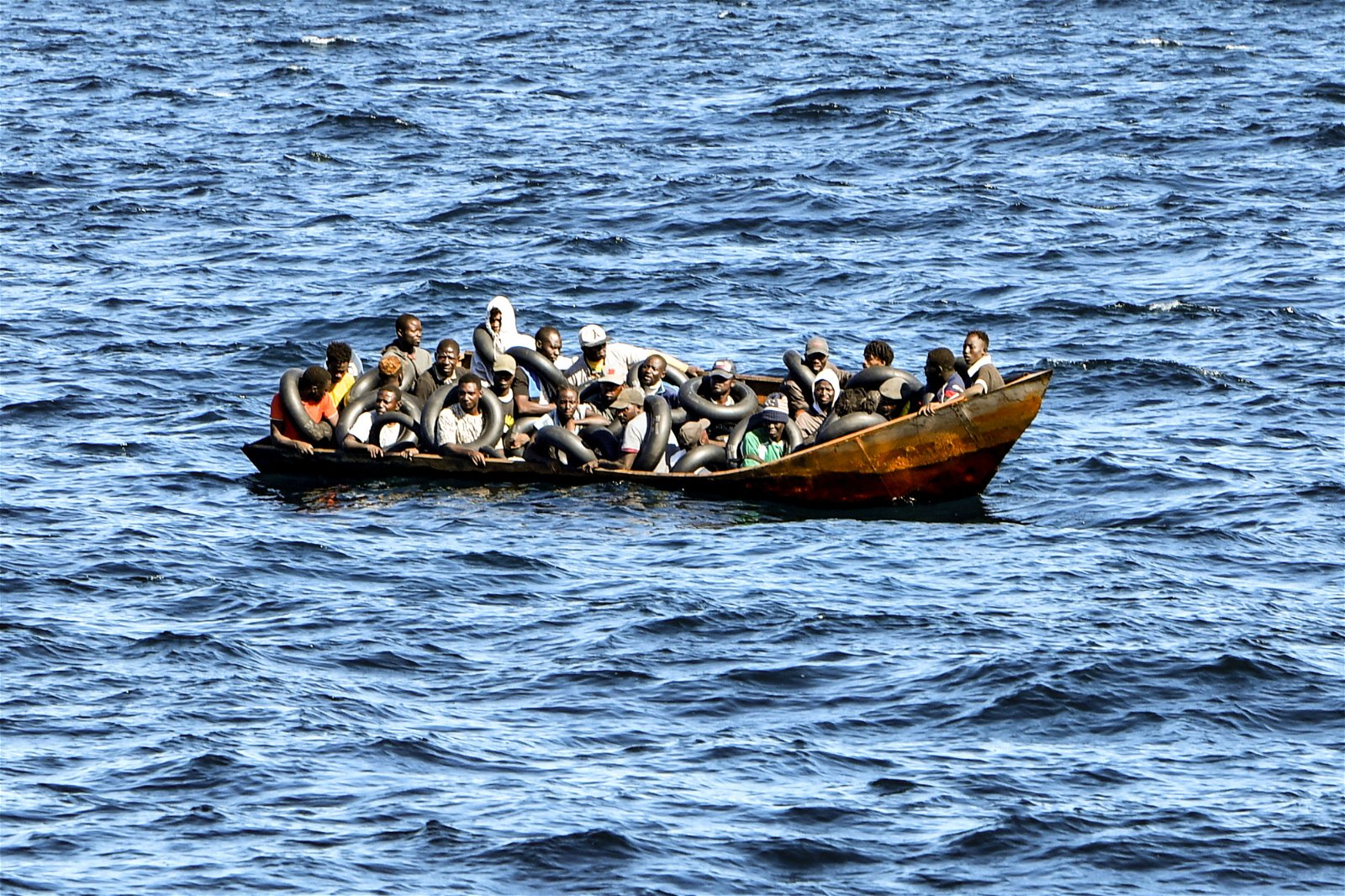 非洲移民搭乘摇摇晃晃的船只，企图穿越地中海到欧洲展开新生活。（图取自法新社）。