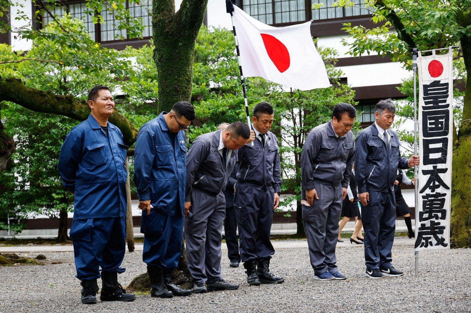 正值第二次世界大战日本投降78周年纪念日，日本右翼活动人士周二携“皇国日本万岁”标语参拜靖国神社。（图取自路透社）