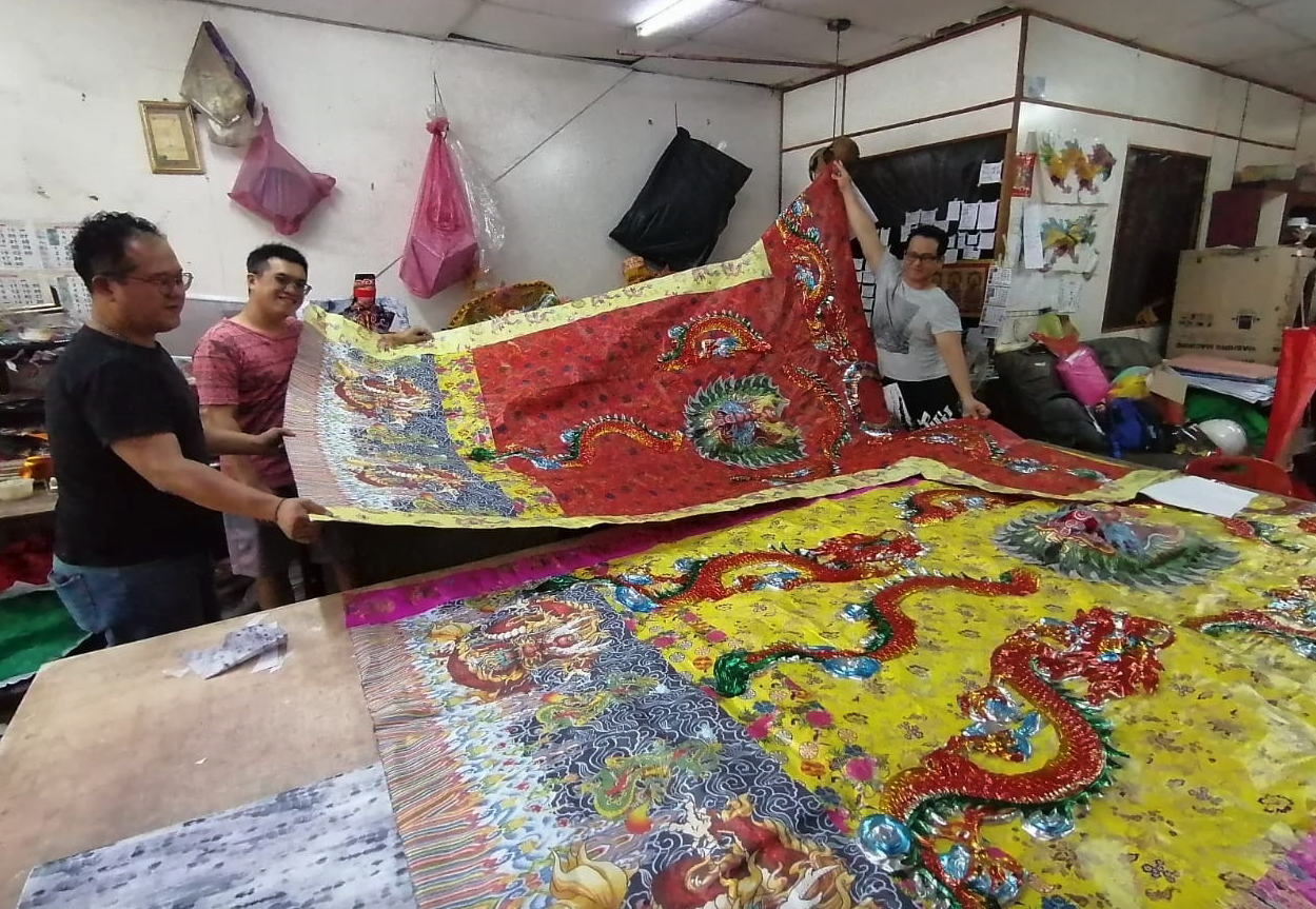 去年默贡斗母宫接获善信捐献319件龙袍，今年希望可以突破365件。