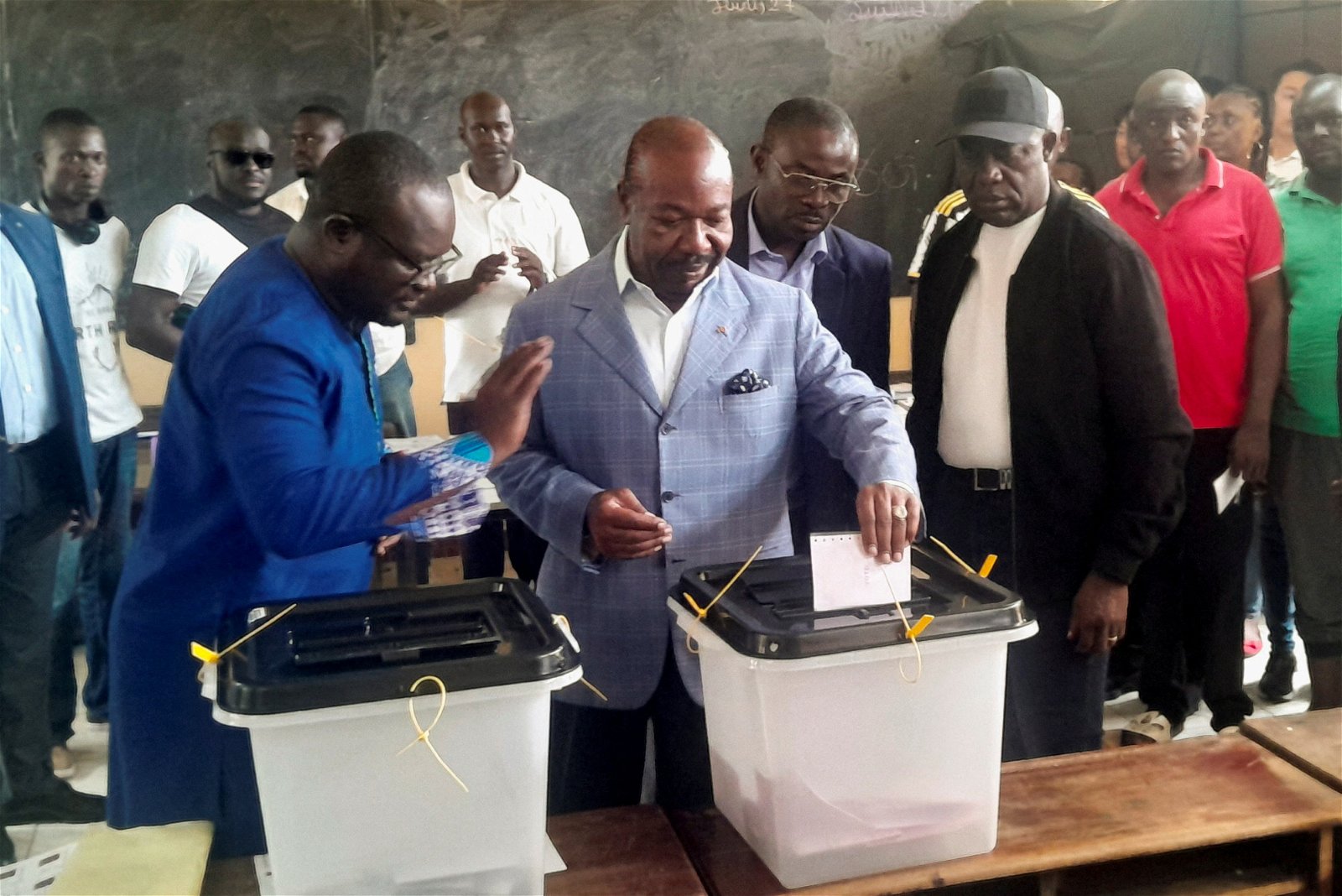 加蓬上周六举行大选，总统邦戈（中）到投票站投票。（图取自路透社）
