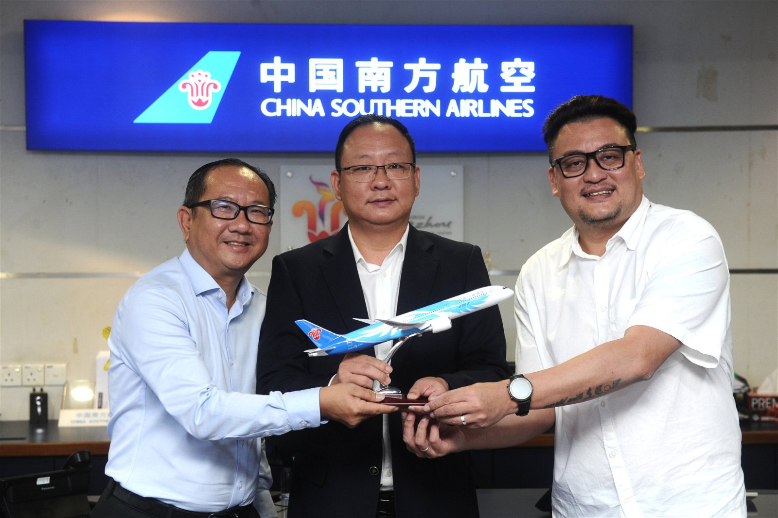刘伟康（左起）、王旭和蔡明辉手握南航飞机模型，展示南航与马来西亚旅游业者间合作的默契。