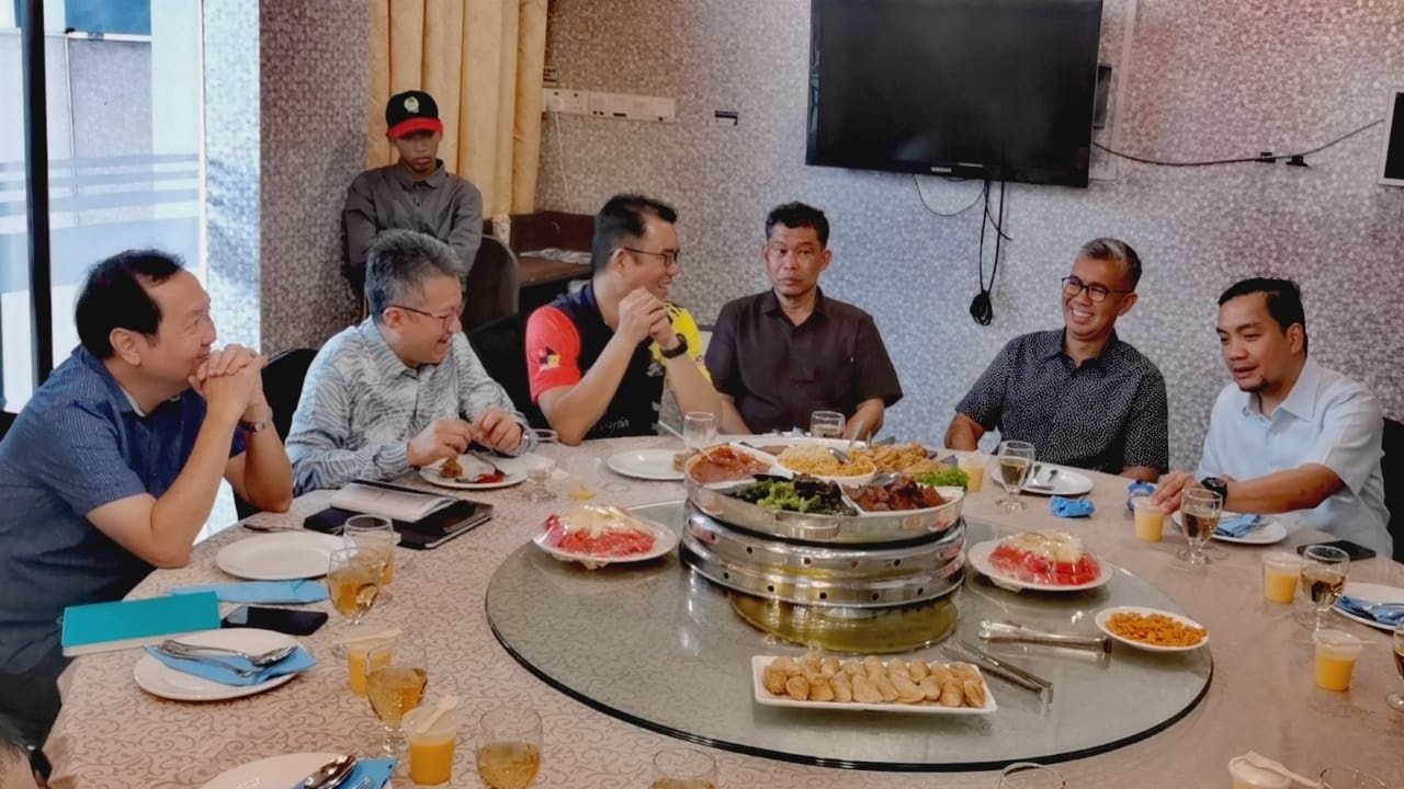 麻坡家具业者在对话会上，反映行业挑战和困境。左起：黄益豪、刘镇东、陈泓宾、纳兹里、东姑扎夫鲁及翁哈菲兹。