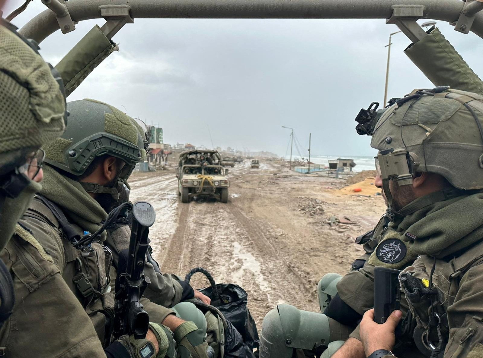 以色列国防军周六发布照片，以军士兵在加沙展开行动。（图取自以色列国防军/路透社）