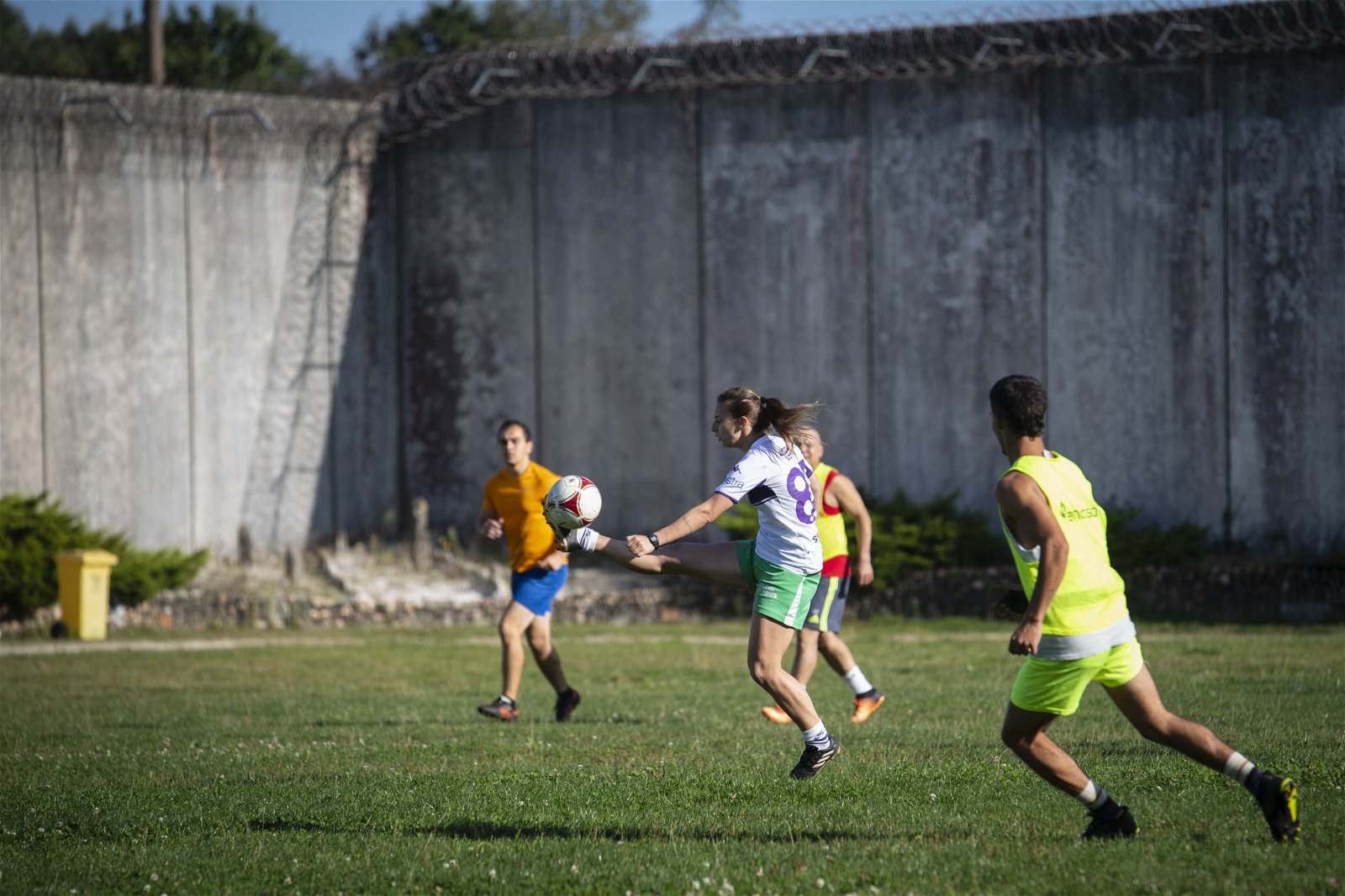 25岁的阿尔巴尼亚囚犯安布拉（中）在监狱里与其他男狱友踢足球。（图取自法新社）