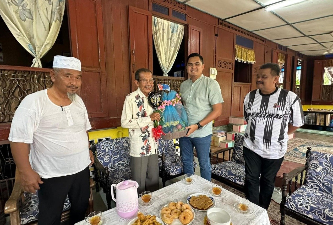 莫哈末阿克玛（右2起）赠送祝贺水果礼篮予穆哈然阿旺。