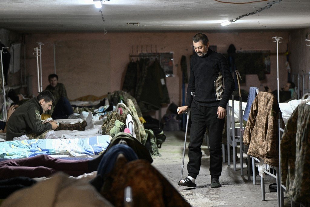 在俄罗斯入侵乌克兰期间，遭受脑震荡或轻伤的乌克兰军人周日在顿内茨克地区前线附近的一家野战医院休养。（图取自法新社）