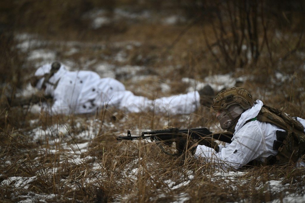 身著雪地迷彩服的乌克兰第43机械化旅军人上周五，在哈尔科夫地区的一个秘密地点参加军事训练。（图取自法新社）