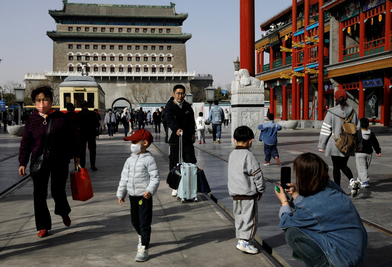 3月14日，人们在中国北京前门大街的一个旅游景点散步。（图取自路透社档案照）
