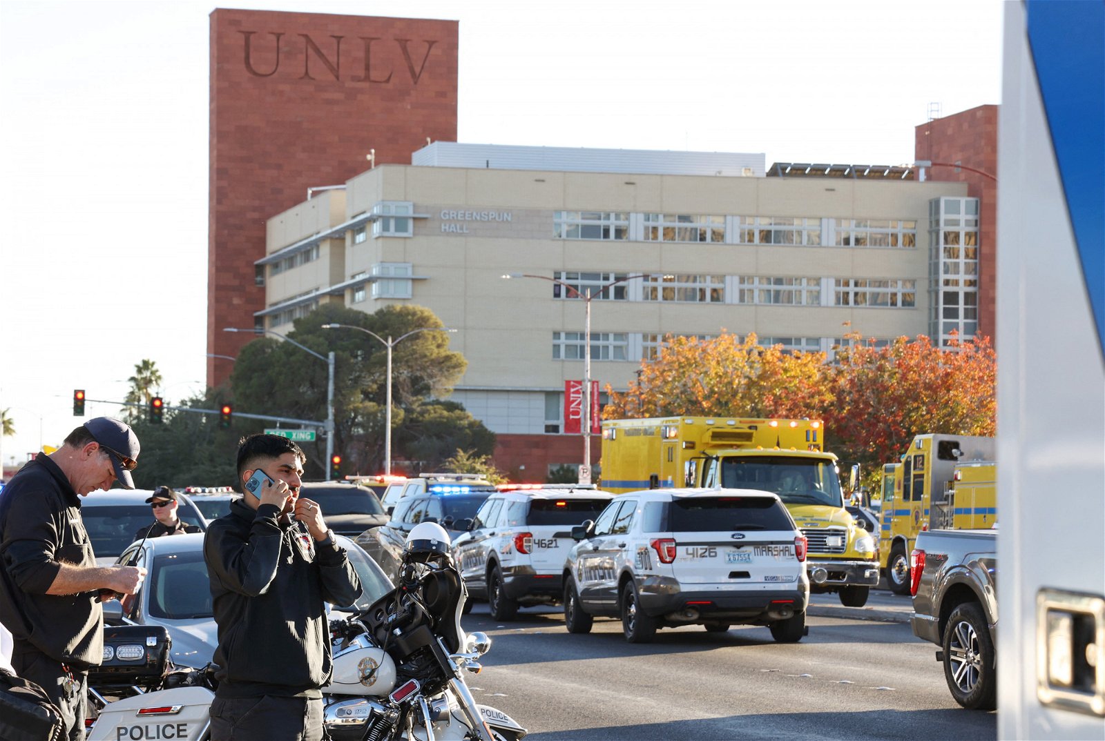 紧急救援人员和执法部门抵达内华达大学拉斯维加斯分校，应对校园里的枪击事件。（图取自法新社）