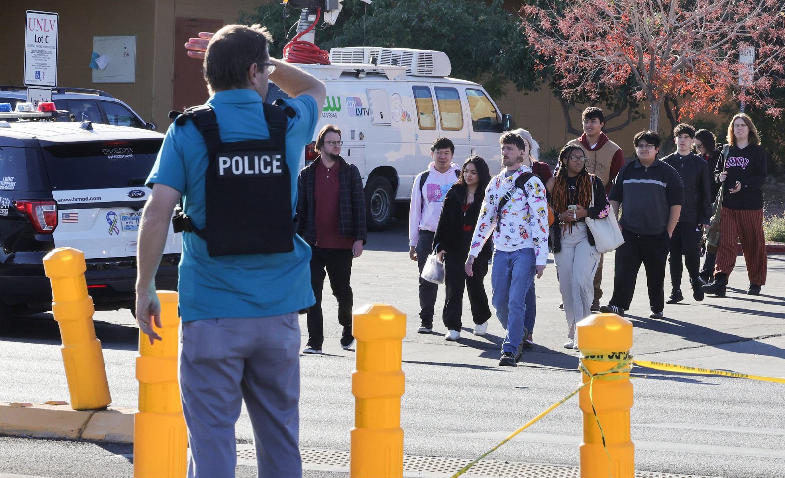 枪击案发生后，执法人员引导人们离开校园。（图取自法新社）