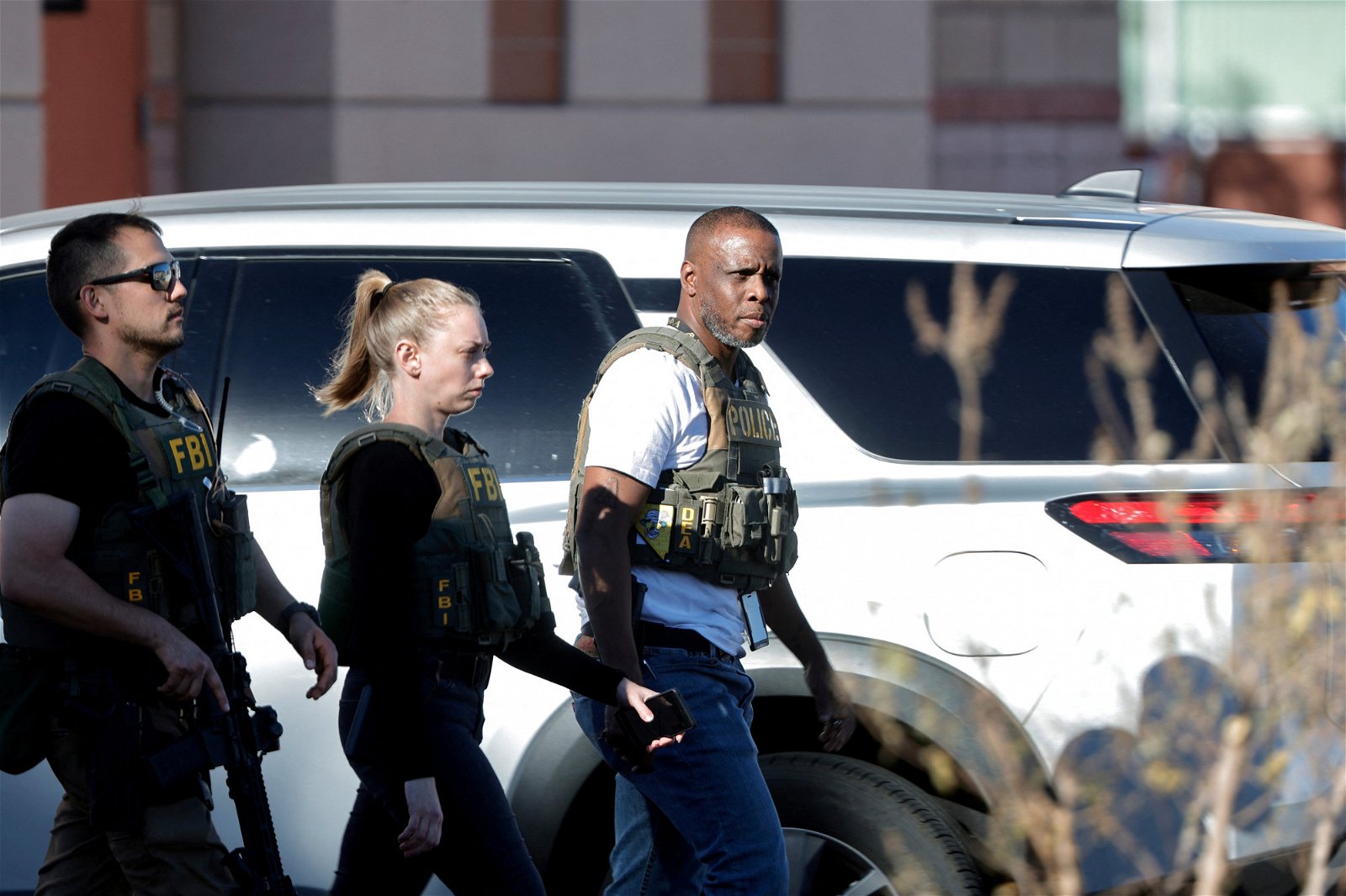 警方表示，相信枪手曾在大学商学院所在的教学大楼及旁边的学生会室开枪。执法人员在校园内进行搜查。（图取自Steve Marcus/Las Vegas Sun/路透社）