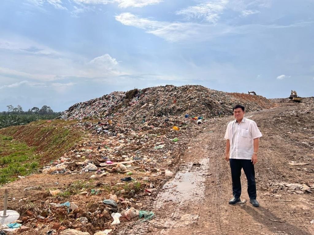 陈宗视察拉美士垃圾场的垃圾情况。