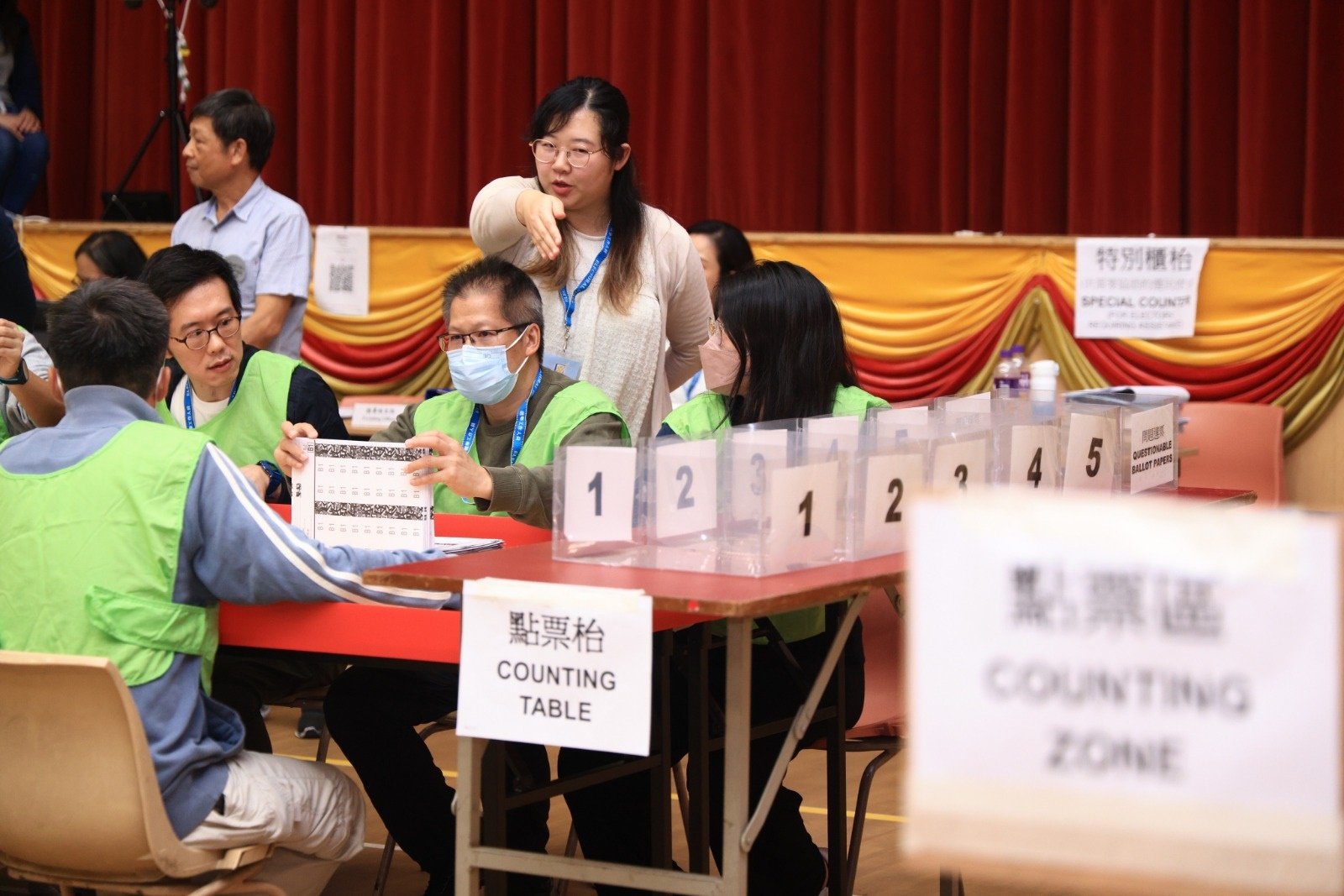 香港第7届区议会选举在周一凌晨完成投票，所有投票站转为点票站，工作人员开始清点选票。图为铜锣湾皇仁书院点票站点票情况。（图取自中新社）