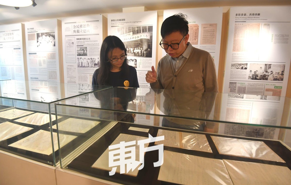 刘国伟向《东方日报》记者叶文琪讲解林连玉纪念馆中所展示的真迹作品。