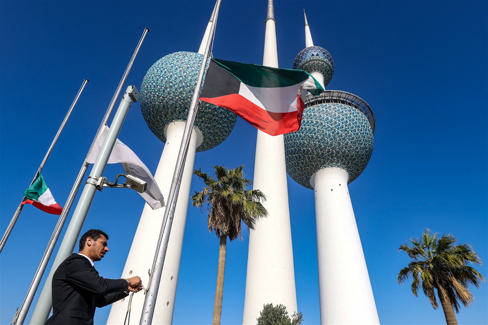 科威特城地标建筑科威特塔外的国旗周六降半，悼念逝世的埃米尔纳瓦夫。（图取自法新社）