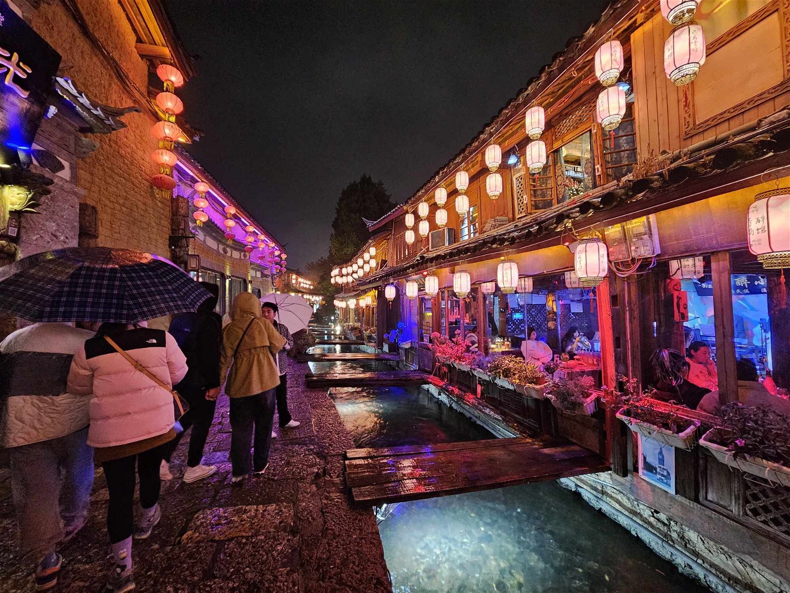 新华街又称为“酒吧街”，让丽江古城变成不夜城。