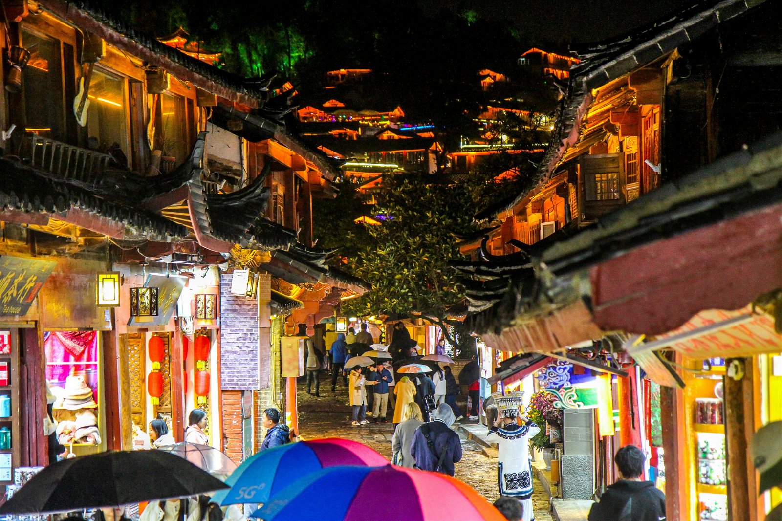 丽江古城，白天与夜晚的景色不同，昼夜呈现不一样的感觉。